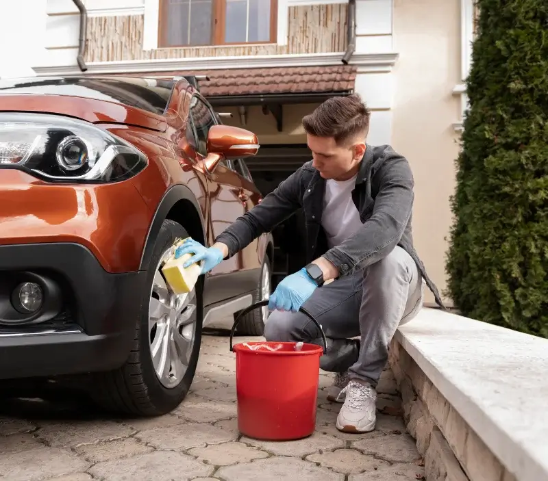 Lavage auto à domicile Saint-Gravé : professionnel intervenant sur un véhicule